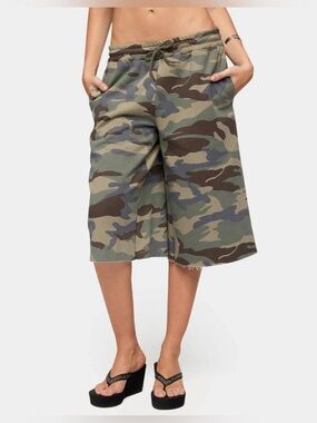 EDIKTED Camo Rush Oversized Bermuda Shorts size XL